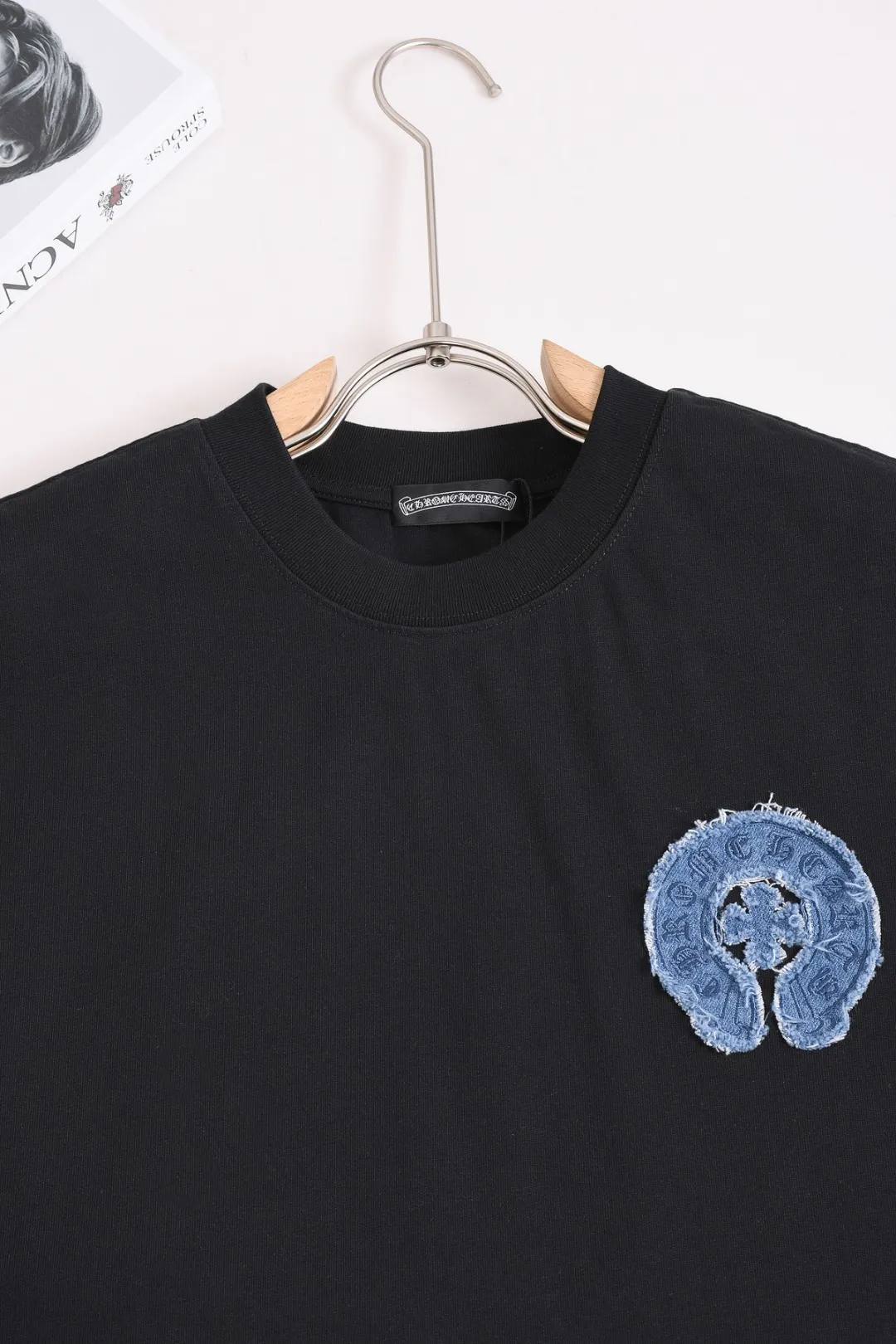 P190 Chrome Hearts CH Cross 26SS New product is hot at the same time💥 Early spring classic style Multiple craftsmanship Denim patch on the chest Horseshoe cross 🪡 Embroidery Large logo cross on the back Horseshoe denim patch Sanskrit ✝️🪡 Embroidery Round neck short-sleeved T-shirt, hot style, a style that both men and women like, same style for men and women, 100% chance of turning heads when wearing it! It’s all about being handsome. The designer’s classic sense is precisely grasped. The whole piece of clothing is heavy. Industrial washing process. Ready-made garments are dyed + sprayed for a horse effect. The double-wash process is very recognizable. It uses heavy washing to make it distressed. The edges of the patch are slightly rolled and naturally distressed. It has a three-dimensional sense of layering and a little damage. It is very visually lethal. It adheres to Kroxin's consistent rough style. The chest and back are large, and the horseshoe flower printed patch pattern is embroidered and decorated. It is also decorated with silver metal engraved distressed buttons. The classic elements full of brand recognition instantly enhance the overall sense of grade and specification. Its texture is quite high-end! The overall feeling is high-end, simple and elegant, with silver hardware accessories, a full set of customized accessories, and the pattern of the entire dress is all decorated with patchwork three-dimensional embroidery technology, which is the finishing touch of the entire dress. The design on the back is even more eye-catching! ! This full back is so cool, it’s full of design, and the overall upper body style highlights fashion and individuality. Wearing it together as a couple is even more popular on the street. I recommend the early autumn sweatshirt! ! The fabric is a unique 320g 100% cotton, which is skin-friendly, breathable, warm to the touch, has a strong texture, and has smooth lines. It can be called a back killer, which has very strict requirements on craftsmanship and cost. The smooth neckline, flat cuffs and hems, the stitches are large and tight, tight and orderly, and the details are perfect. The consistent OS version can be worn alone or layered. It is very casual, but very iconic! It is simply the flagship of high-end trendy brands and must be included in your wardrobe. It has the American fashion spirit of freedom and individuality, and is highly recognizable and stylized! Color: Black White Size: S-XL Size chart: S: Shoulder width 50-Bust 56-Length 70 M: Shoulder width 52-Bust 57-Length 72 L: Shoulder width 54-Bust 59-Length 74 XL: Shoulder width 56-Bust 62-Length 76